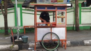 Sukoyono sedang melayani pembeli. (Foto: Istimewa)