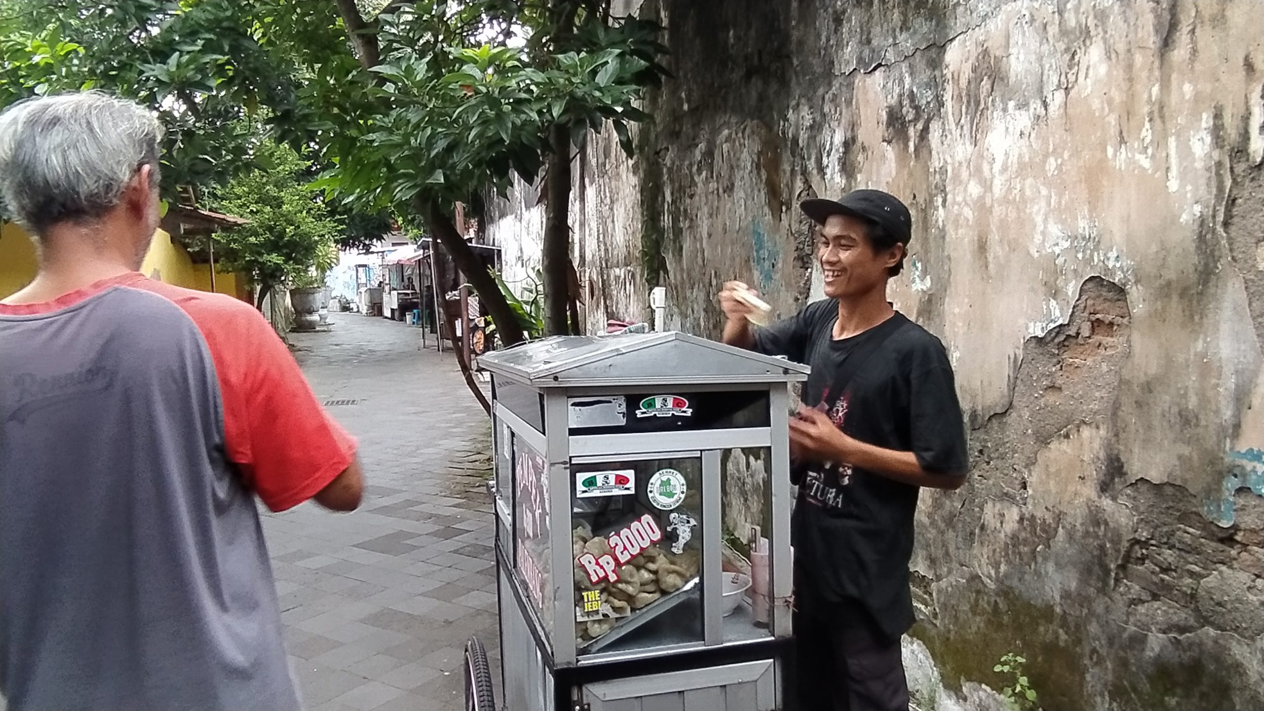 Pak Mamat sedang melayani pembeli. (Foto: Istimewa)