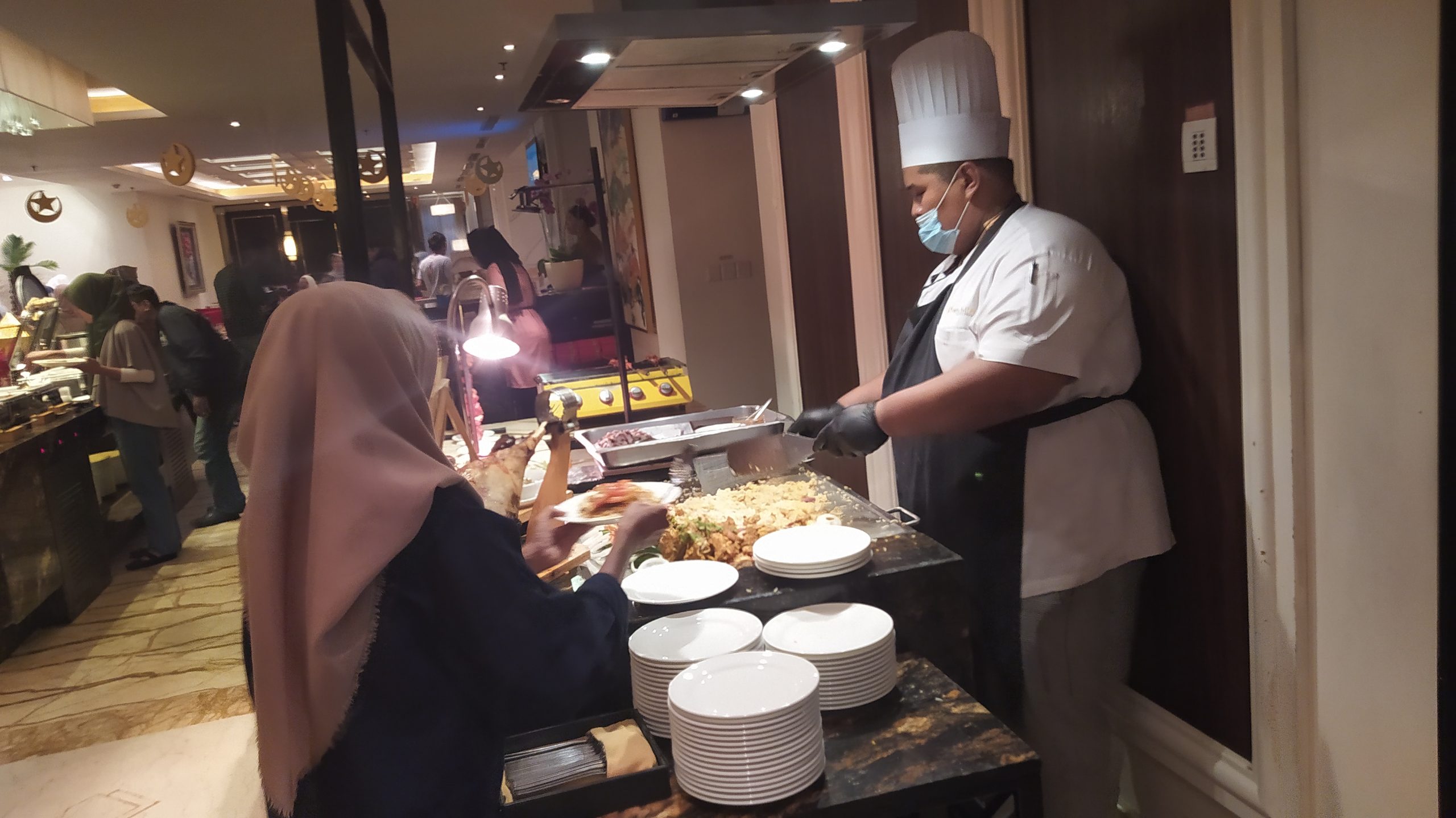Koki sedang melakukan live cooking. (Foto: Istimewa)