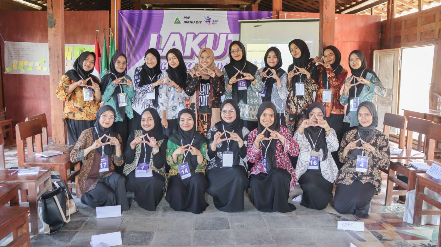 Peserta kegiatan LAKUT IPPNU DIY 2025 berfoto engan pemateri 