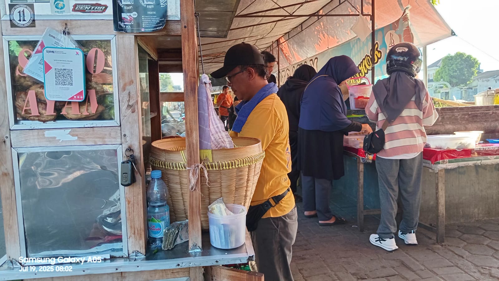 Soto “Pak B”: Cita Rasa Legendaris di Pinggir Lapangan Sidokabul Sorosutan