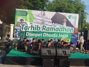 Penampilan hadroh di panggung ( Foto: Herdy S) 