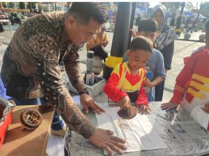 Seorang siswa sedang belajar membuat batik cap (Foto: Herdy S) 