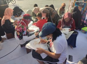 Seorang pengunjung sedang membuat batik tulis (Foto: Herdy S) 