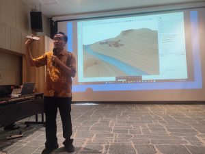 Kiki Richardus Susilobroto menyampaikan paparan peserta seminar