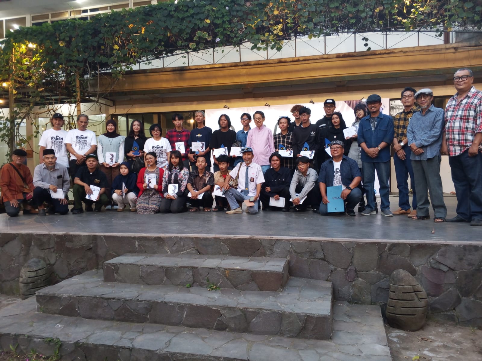 Pameran Seni Rupa IKASSRI “Ragam #8” Resmi Dibuka, Menjadi Ajang Silaturahmi dan Apresiasi Karya Seni Lintas Generasi