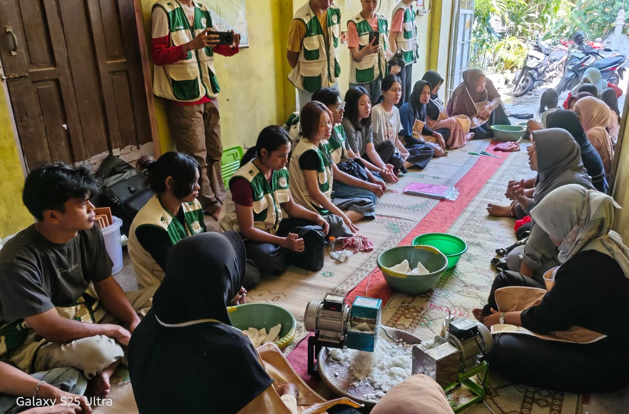 HMPS Akuntansi UMBY Bentuk Kelompok Usaha “Ngaran Klopo” di Kulon Progo, Sulap Air Kelapa Menjadi Kecap Bernilai Ekonomi